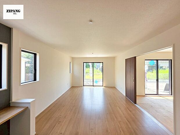 【居間・リビング】【リビング】キッチンと一体になったリビングはひろびろとしたくつろぎ空間を実現しています。 