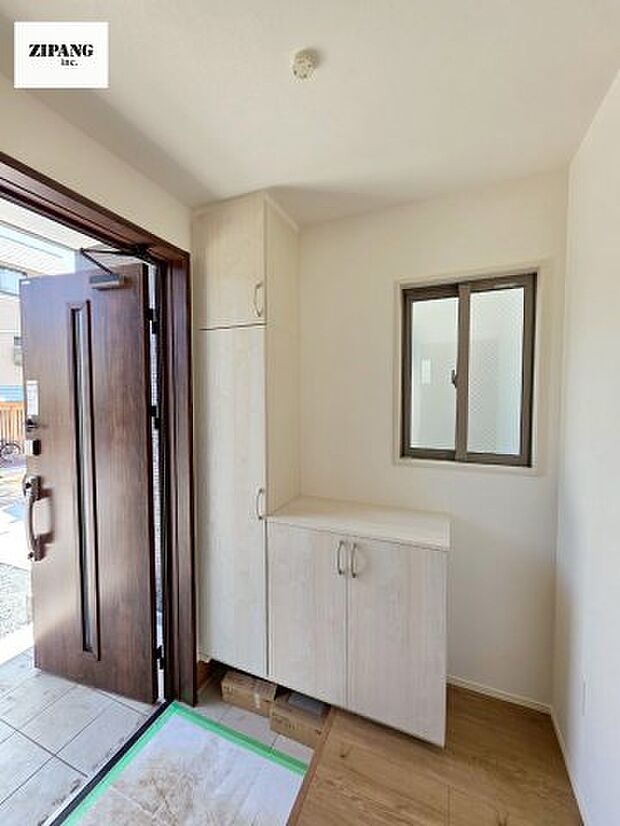 【玄関】【玄関】玄関に窓があるとお家全体が明るい印象を受けます。玄関タイルはお掃除しやすく清潔を保てます♪