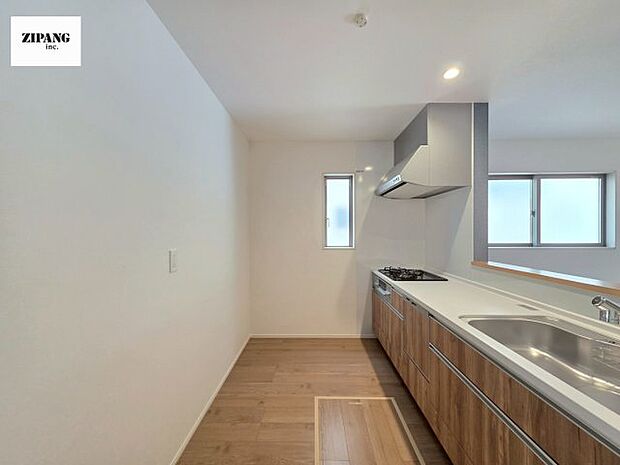 【キッチン】【キッチン】お子さまや家族と距離感近く料理が可能な対面式のシステムキッチンです。3口コンロのキッチンでお料理のレパートリーが増えそうです♪