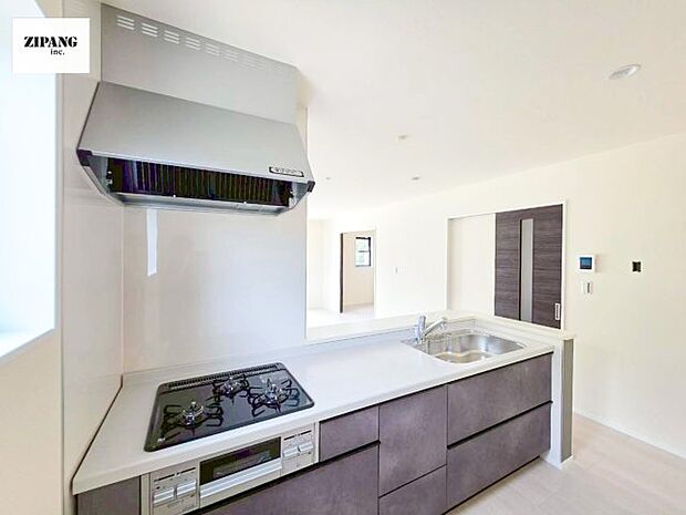 【キッチン】【キッチン】お子さまや家族と距離感近く料理が可能な対面式のシステムキッチンです。3口コンロのキッチンでお料理のレパートリーが増えそうです♪