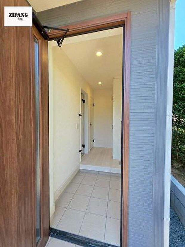 【玄関】【玄関】明るくすっきりした玄関が家族やお客さまを迎えてくれます。玄関タイルはお掃除しやすく清潔を保てます♪ 