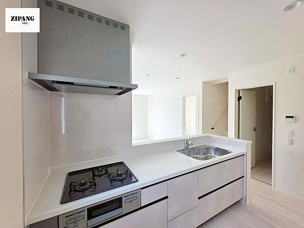 【キッチン】【キッチン】お子さまや家族と距離感近く料理が可能な対面式のシステムキッチンです。3口コンロのキッチンでお料理のレパートリーが増えそうです♪ 