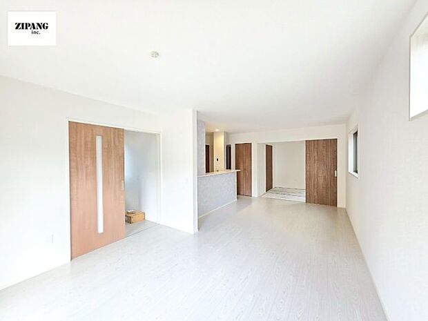 【居間・リビング】【リビング】キッチンと一体になったリビングはひろびろとしたくつろぎ空間を実現しています。