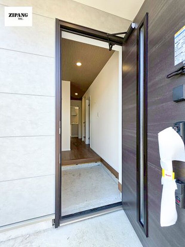 【玄関】【玄関】明るくすっきりした玄関が家族やお客さまを迎えてくれます。玄関タイルはお掃除しやすく清潔を保てます♪ 