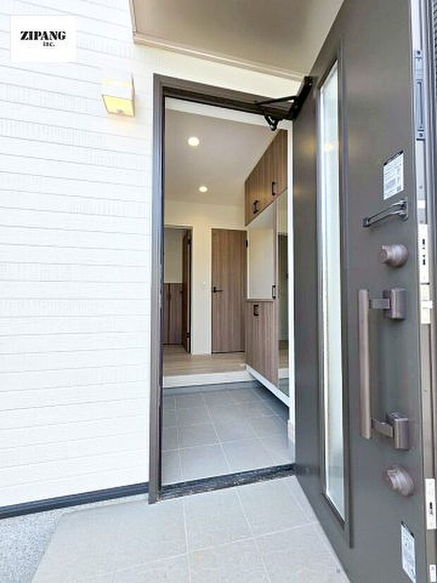 【玄関】【玄関】明るくすっきりした玄関が家族やお客さまを迎えてくれます。玄関タイルはお掃除しやすく清潔を保てます♪