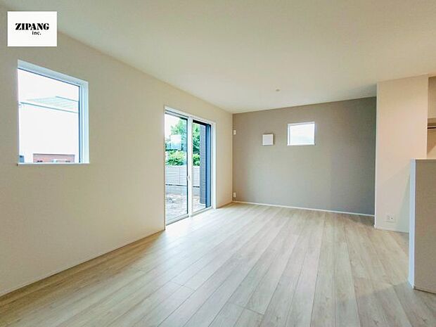 【居間・リビング】【リビング】キッチンと一体になったリビングはひろびろとしたくつろぎ空間を実現しています。