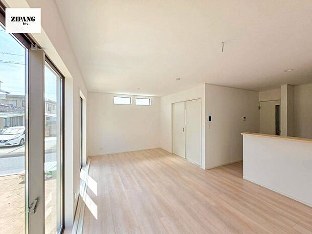 【居間・リビング】【リビング】キッチンと一体になったリビングはひろびろとしたくつろぎ空間を実現しています。