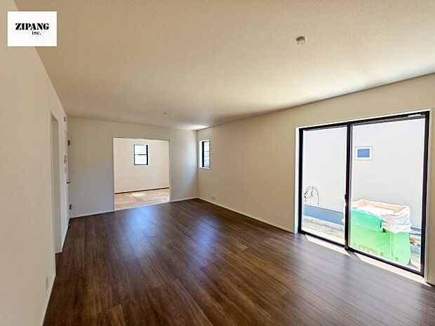 【居間・リビング】【リビング】キッチンと一体になったリビングはひろびろとしたくつろぎ空間を実現しています。