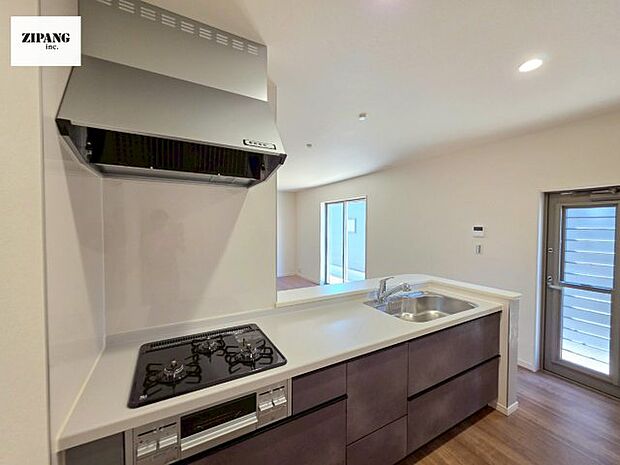 【キッチン】【キッチン】お子さまや家族と距離感近く料理が可能な対面式のシステムキッチンです。3口コンロのキッチンでお料理のレパートリーが増えそうです♪ 