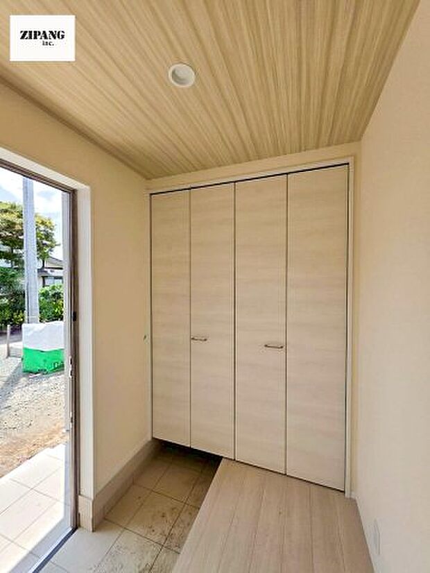 【玄関】【玄関】明るい玄関。大容量の収納スペースは大家族でもらくらく収納可能です。