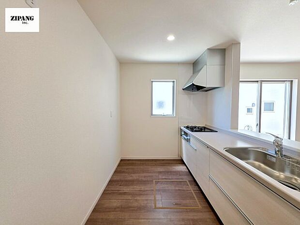 【キッチン】【キッチン】お子さまや家族と距離感近く料理が可能な対面式のシステムキッチンです。3口コンロのキッチンでお料理のレパートリーが増えそうです♪