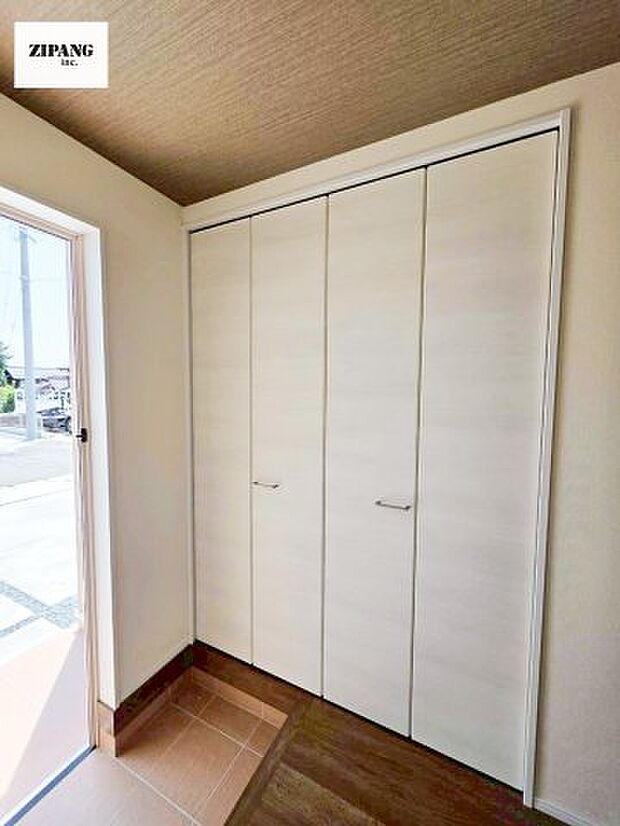 【玄関】【玄関】陽が差し込む明るい玄関。大容量の収納スペースは大家族でもらくらく収納可能です。