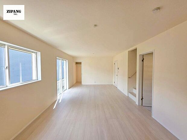 【居間・リビング】【リビング】キッチンと一体になったリビングはひろびろとしたくつろぎ空間を実現しています。 