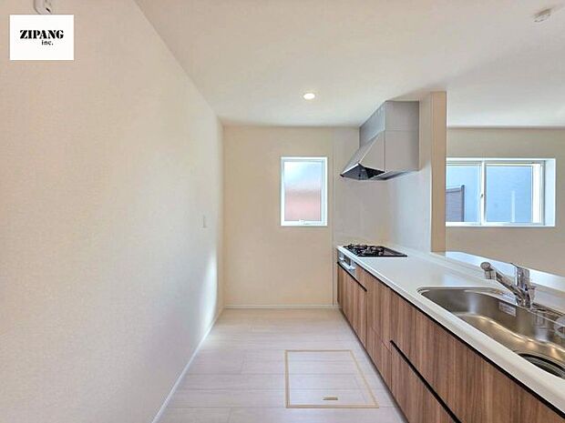 【キッチン】【キッチン】お子さまや家族と距離感近く料理が可能な対面式のシステムキッチンです。3口コンロのキッチンでお料理のレパートリーが増えそうです♪