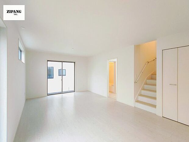 【居間・リビング】【リビング】キッチンと一体になったリビングはひろびろとしたくつろぎ空間を実現しています。 