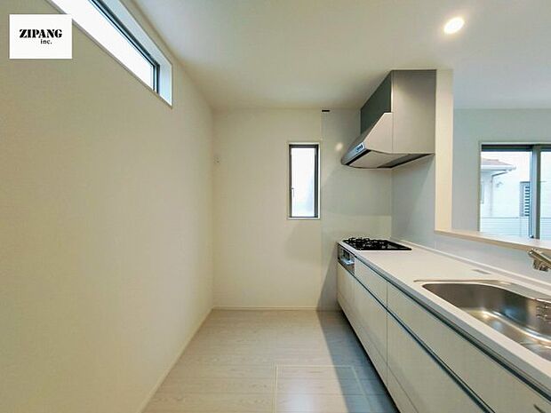 【キッチン】【キッチン】お子さまや家族と距離感近く料理が可能な対面式のシステムキッチンです。IHの3つ口コンロでお料理のレパートリーが増えそうです。 