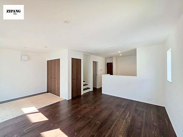 【居間・リビング】【リビング】キッチンと一体になったリビングはひろびろとしたくつろぎ空間を実現しています。