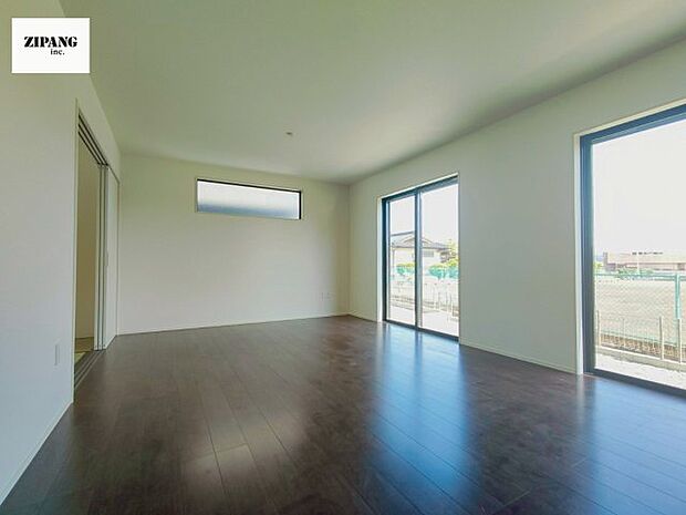 【居間・リビング】【リビング】キッチンと一体になったリビングはひろびろとしたくつろぎ空間を実現しています。 