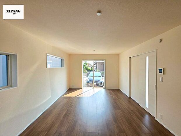 【居間・リビング】【リビング】キッチンと一体になったリビングはひろびろとしたくつろぎ空間を実現しています。 