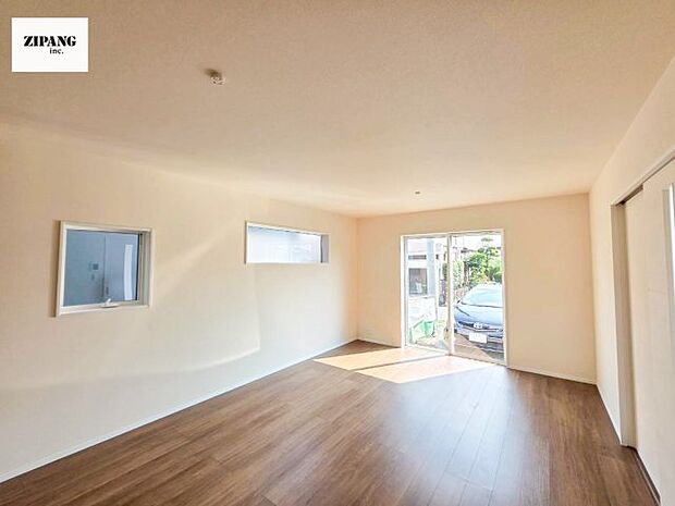 【居間・リビング】【リビング】キッチンと一体になったリビングはひろびろとしたくつろぎ空間を実現しています。 