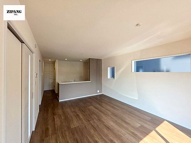 【居間・リビング】【リビング】キッチンと一体になったリビングはひろびろとしたくつろぎ空間を実現しています。 