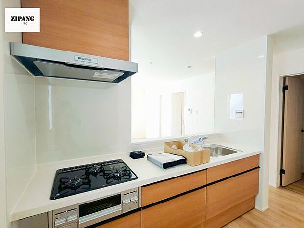 【キッチン】【キッチン】お子さまや家族と距離感近く料理が可能な対面式のシステムキッチンです。3口コンロのキッチンでお料理のレパートリーが増えそうです♪