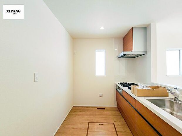 【キッチン】【キッチン】お子さまや家族と距離感近く料理が可能な対面式のシステムキッチンです。3口コンロのキッチンでお料理のレパートリーが増えそうです♪