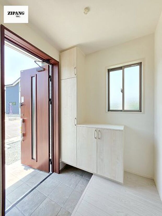 【玄関】【玄関】玄関に窓があるとお家全体が明るい印象を受けます。玄関タイルはお掃除しやすく清潔を保てます♪ 