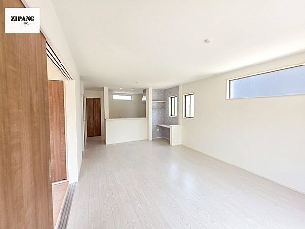 【居間・リビング】【リビング】キッチンと一体になったリビングはひろびろとしたくつろぎ空間を実現しています。 