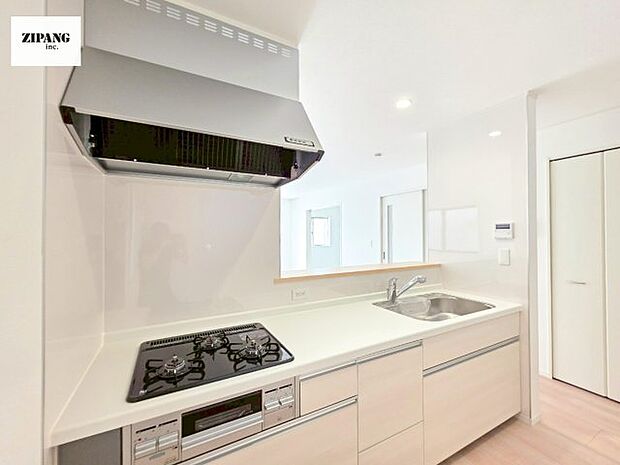 【キッチン】【キッチン】お子さまや家族と距離感近く料理が可能な対面式のシステムキッチンです。3口コンロのキッチンでお料理のレパートリーが増えそうです♪