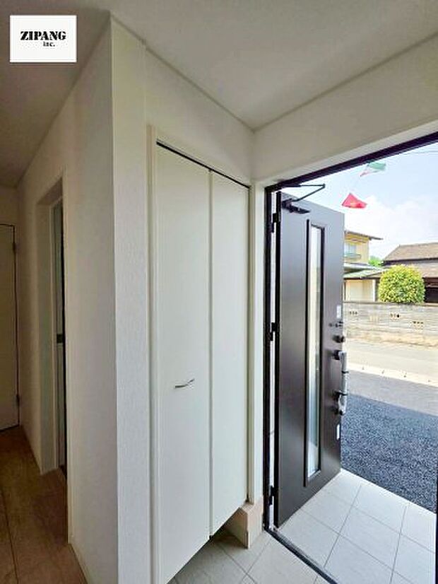 【玄関】【玄関】明るくすっきりした玄関が家族やお客さまを迎えてくれます。玄関タイルはお掃除しやすく清潔を保てます♪ 