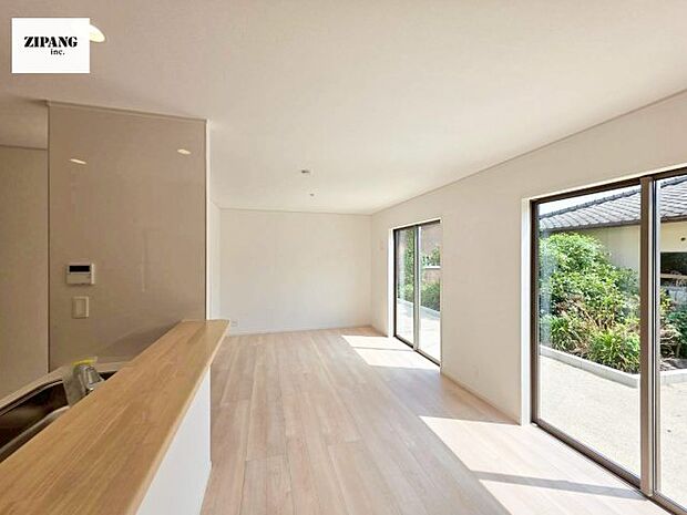 【居間・リビング】【リビング】キッチンと一体になったリビングはひろびろとしたくつろぎ空間を実現しています。 