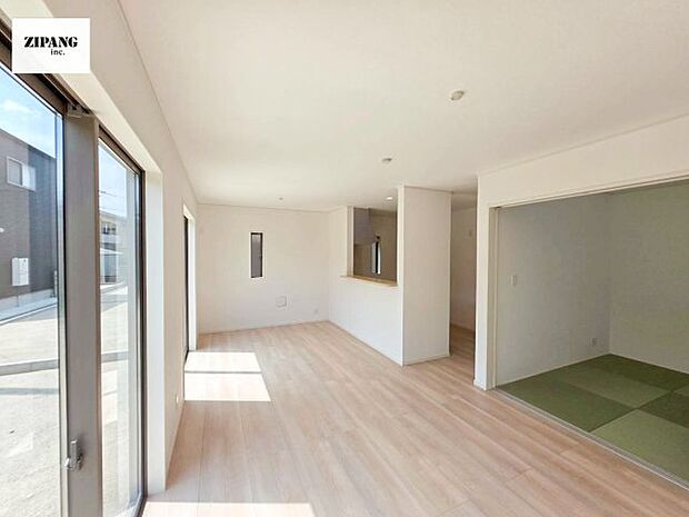 【居間・リビング】【リビング】キッチンと一体になったリビングはひろびろとしたくつろぎ空間を実現しています。 