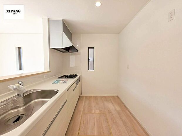 【キッチン】【キッチン】お子さまや家族と距離感近く料理が可能な対面式のシステムキッチンです。3口コンロのキッチンでお料理のレパートリーが増えそうです♪