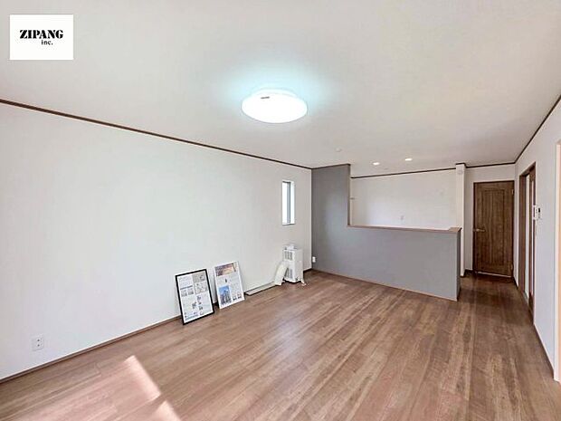 【居間・リビング】【リビング】キッチンと一体になったリビングはひろびろとしたくつろぎ空間を実現しています。 