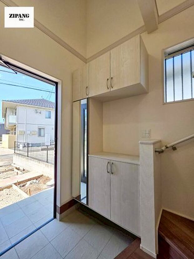 【玄関】【玄関】玄関に窓があるとお家全体が明るい印象を受けます。収納扉はミラー付きですのでお出かけ前に便利です。 
