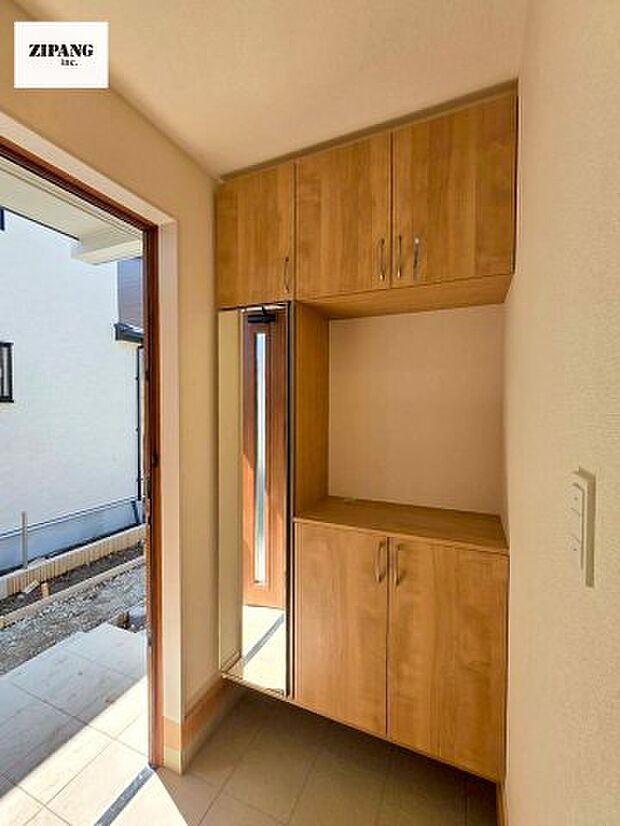 【玄関】【玄関】すっきり清潔感のある収納です。収納扉はミラー付きなのでお出かけ前に便利です。