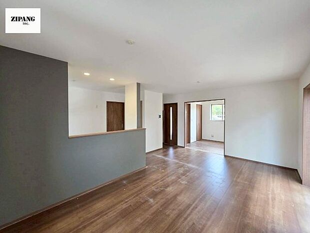 【居間・リビング】【リビング】キッチンと一体になったリビングはひろびろとしたくつろぎ空間を実現しています。 