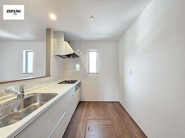 【キッチン】【キッチン】お子さまや家族と距離感近く料理が可能な対面式のシステムキッチンです。3口コンロのキッチンでお料理のレパートリーが増えそうです♪