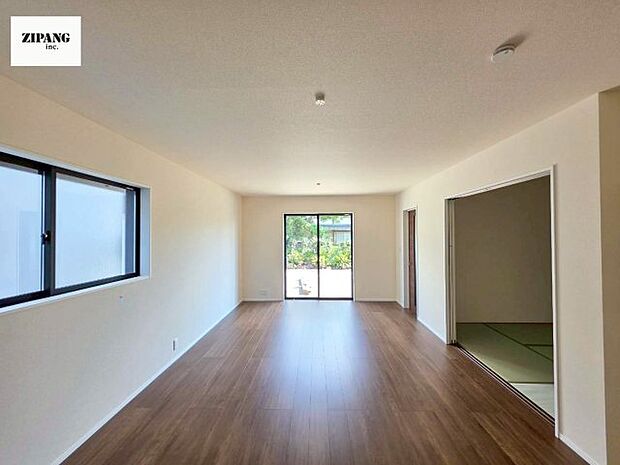 【居間・リビング】【リビング】キッチンと一体になったリビングはひろびろとしたくつろぎ空間を実現しています。