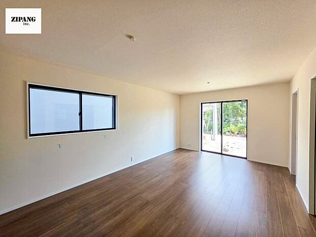 【居間・リビング】【リビング】キッチンと一体になったリビングはひろびろとしたくつろぎ空間を実現しています。