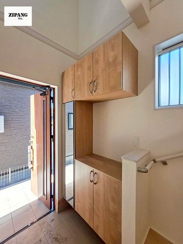 【玄関】【玄関】明るく開放感ある空間を演出する玄関上部吹抜けです。明かり取りの窓から柔らかな陽光が降り注ぎます。