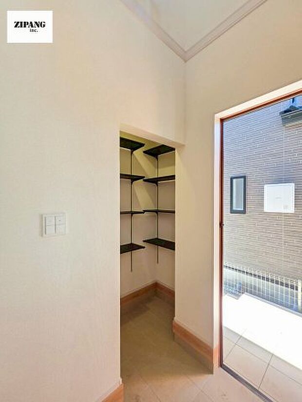 【玄関】【シューズインクローク】玄関脇の奥行きがあるスペースは靴を履いたまま雨具やベビーカーを片付けられます。