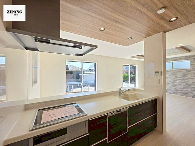 【キッチン】【キッチン】お子さまや家族と距離感近く料理が可能な対面式のシステムキッチンです。3口コンロのキッチンでお料理のレパートリーが増えそうです♪ 