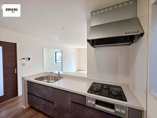 【キッチン】【キッチン】お子さまや家族と距離感近く料理が可能な対面式のシステムキッチンです。3口コンロのキッチンで料理をお楽しみください♪