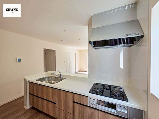 【キッチン】【キッチン】お子さまや家族と距離感近く料理が可能な対面式のシステムキッチンです。3口コンロのキッチンでお料理のレパートリーが増えそうです♪