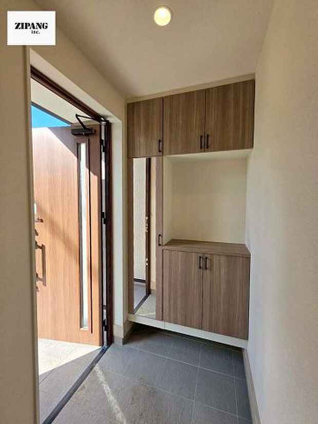 【玄関】【玄関】清潔感のある玄関収納は扉がミラー付きなのでお出かけ前に便利です。玄関タイルはお掃除しやすく清潔を保てます♪