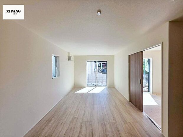 【居間・リビング】【リビング】キッチンと一体になったリビングはひろびろとしたくつろぎ空間を実現しています。