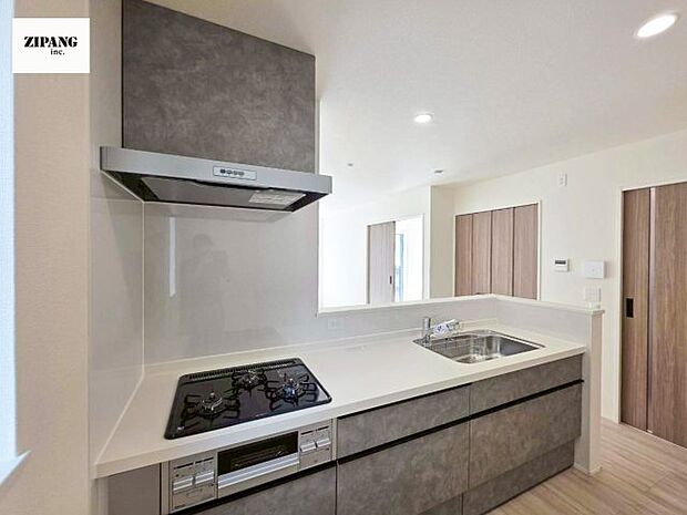 【キッチン】【キッチン】お子さまや家族と距離感近く料理が可能な対面式のシステムキッチンです。3口コンロのキッチンでお料理のレパートリーが増えそうです♪