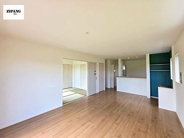 【居間・リビング】【リビング】キッチンと一体になったリビングはひろびろとしたくつろぎ空間を実現しています。 